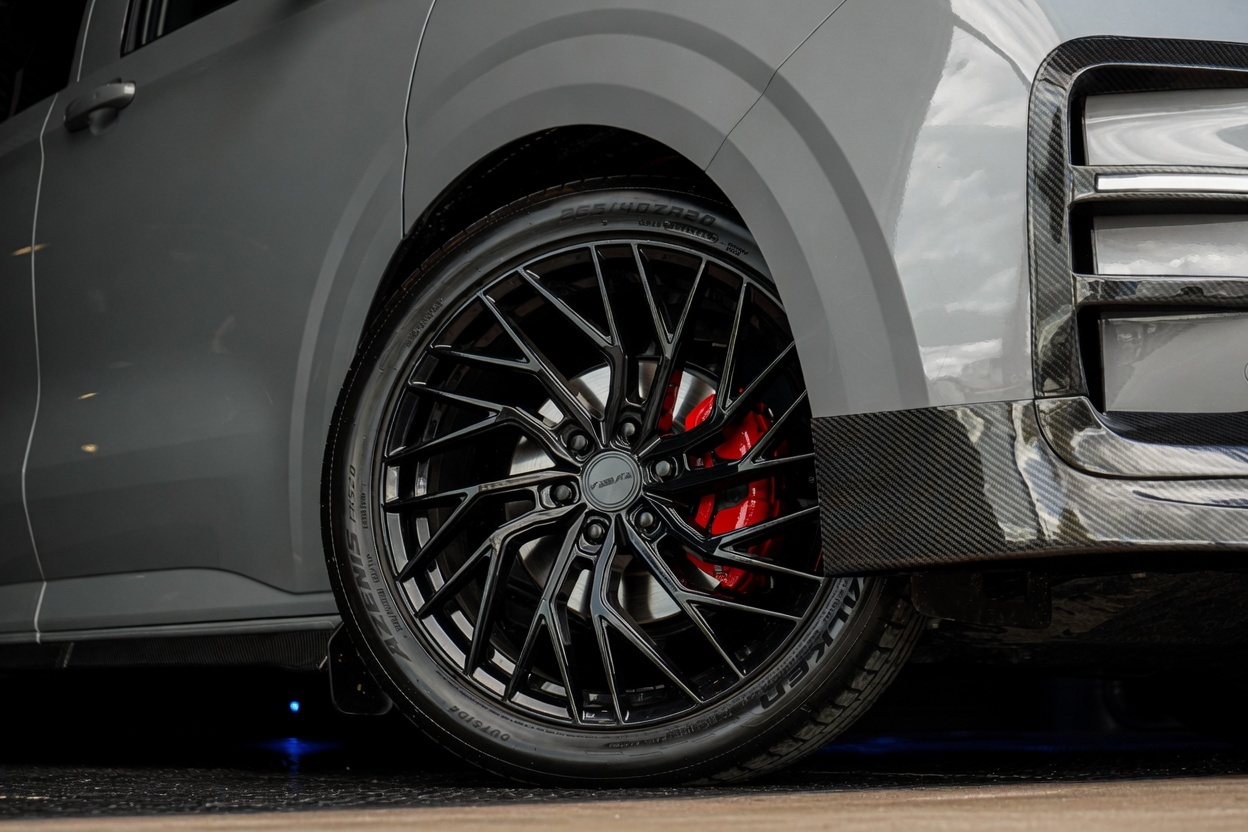 Van Haven T7 Stone Grey performance wheel and brake detail