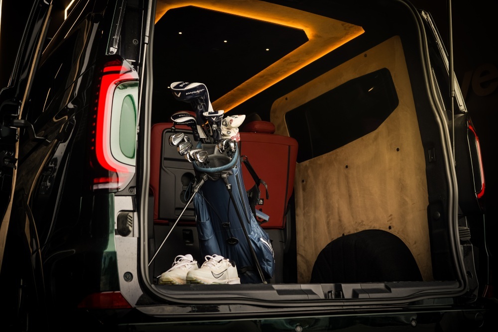 Van Haven T7 rear boot with golf bag and shoes